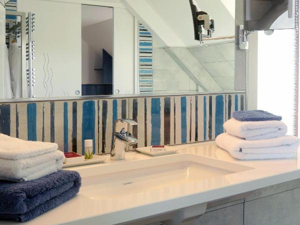 Domaine du Clos Fleuri - Spa : photo 5 de la chambre chambre lit queen-size avec baignoire spa