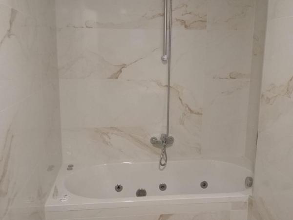 HOSTAL GOLDEN 21*** : photo 2 de la chambre chambre lit queen-size avec baignoire spa