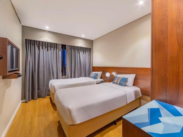 Mercure Curitiba Golden : photo 4 de la chambre chambre familiale avec 1 lit double, 2 lits simples et 1 canapé-lit