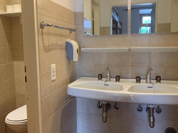 Hotel&Hostel Montarina : photo 5 de la chambre dortoir privé avec salle de bains commune (9 adultes)