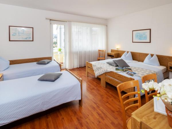 Hotel Rondinella Locarno : photo 1 de la chambre chambre quadruple avec balcon
