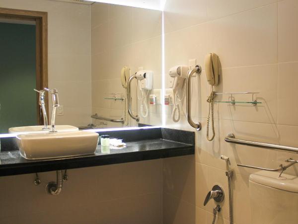 Pestana Curitiba : photo 4 de la chambre superior semi-adapted room for people with reduced mobility