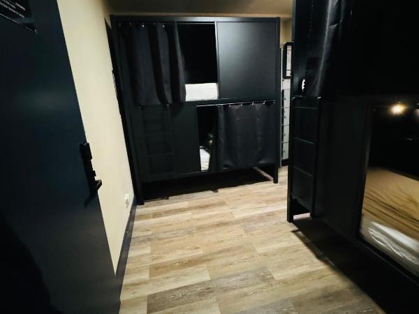 KAMA CENTRAL PARK : photo 6 de la chambre lit simple dans dortoir pour hommes avec salle de bains commune
