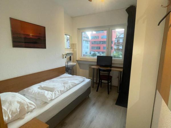 24-7 Stadthotel Stuttgart : photo 5 de la chambre chambre simple avec salle de bains extérieure privative