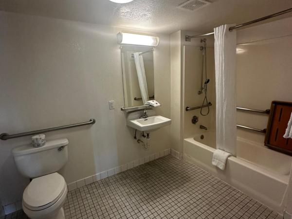 Motel 6-San Diego, CA - Hotel Circle - Mission Valley : photo 3 de la chambre chambre double - accessible aux personnes à mobilité réduite 