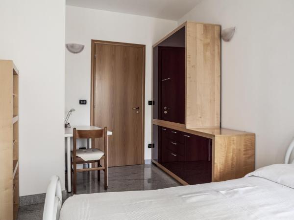 Bed & Breakfast Cesarina : photo 10 de la chambre chambre double avec salle de bains commune - vue sur parc