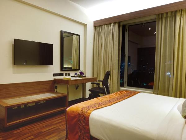 Vivanta Kolkata EM Bypass : photo 5 de la chambre chambre lit king-size supérieure - vue sur ville