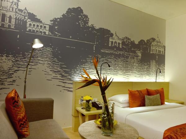 Vivanta Kolkata EM Bypass : photo 7 de la chambre chambre lit king-size deluxe - vue sur ville