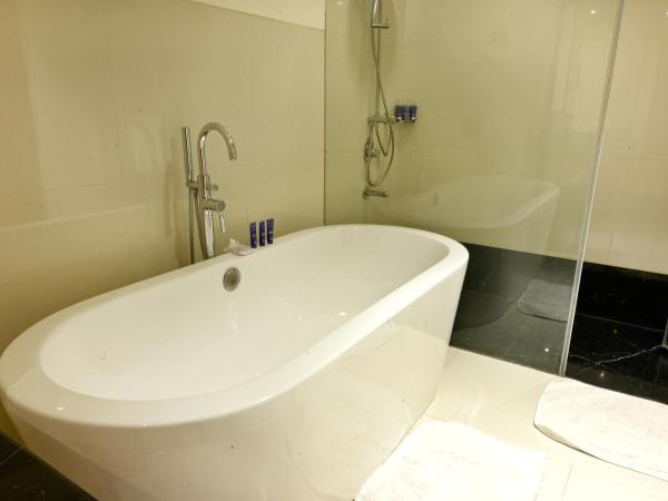 Vivanta Kolkata EM Bypass : photo 2 de la chambre deluxe suite city view king bed with one way airport transfer