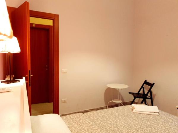 Hostel Mancini Naples : photo 1 de la chambre chambre double avec salle de bains commune