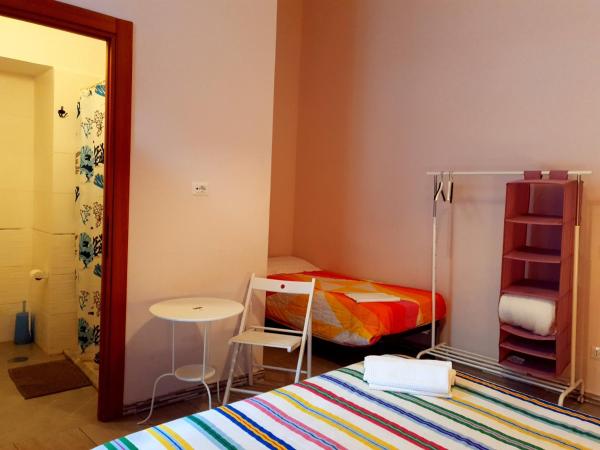 Hostel Mancini Naples : photo 5 de la chambre chambre triple avec salle de bains privative