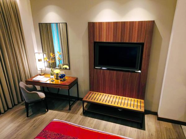 Vivanta Kolkata EM Bypass : photo 4 de la chambre chambre lit king-size premium - vue sur ville