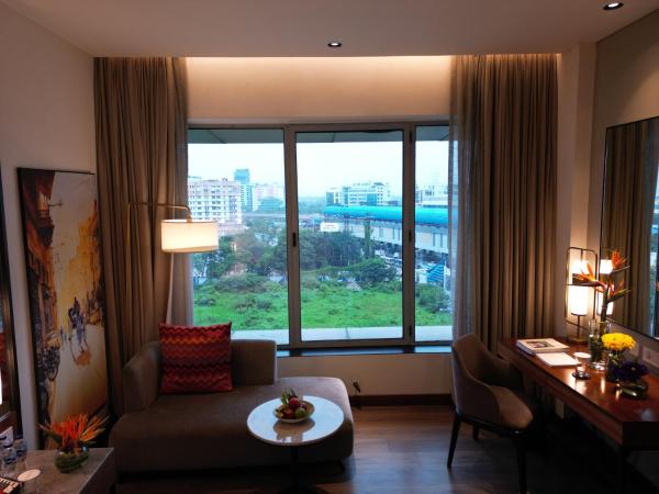 Vivanta Kolkata EM Bypass : photo 10 de la chambre chambre lit king-size premium - vue sur ville