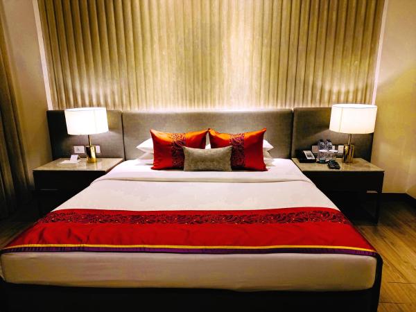 Vivanta Kolkata EM Bypass : photo 3 de la chambre premium suite city view king bed with both ways airport transfers