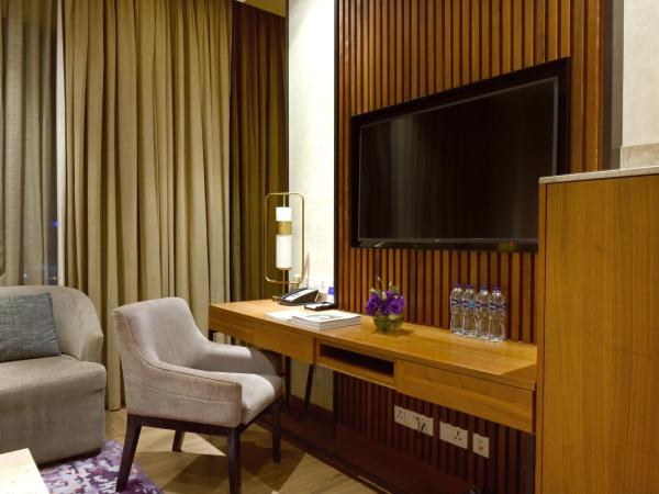 Vivanta Kolkata EM Bypass : photo 6 de la chambre premium suite city view king bed with both ways airport transfers