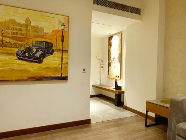 Vivanta Kolkata EM Bypass : photo 8 de la chambre deluxe suite city view king bed with one way airport transfer