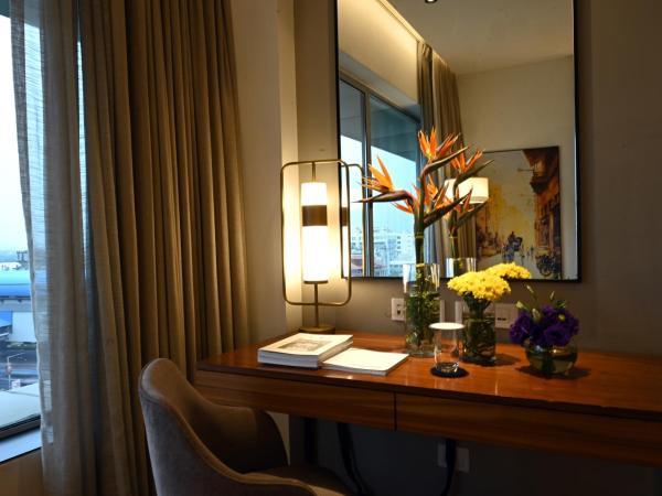 Vivanta Kolkata EM Bypass : photo 8 de la chambre chambre lit king-size premium - vue sur ville