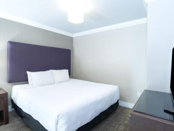 Sandman Hotel & Suites Calgary South : photo 1 de la chambre suite loft 1 lit king-size avec canapé-lit et cuisine