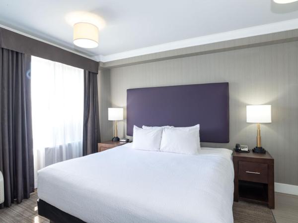 Sandman Hotel & Suites Calgary South : photo 1 de la chambre suite lit king-size avec jacuzzi et cuisine