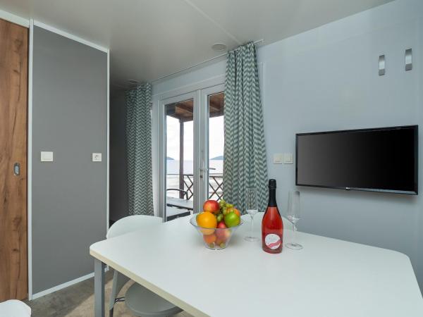 Amadria Park Camping Sibenik Mobile Homes : photo 10 de la chambre mobile home 2 chambres premium plage avec terrasse - vue sur mer