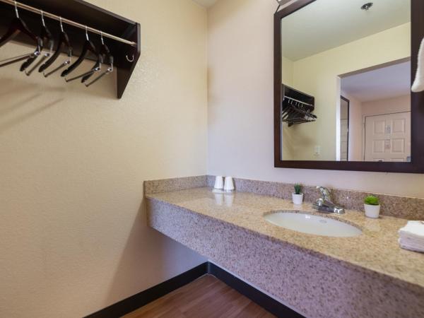 Sacramento Inn & Suites : photo 4 de la chambre studio lit king-size