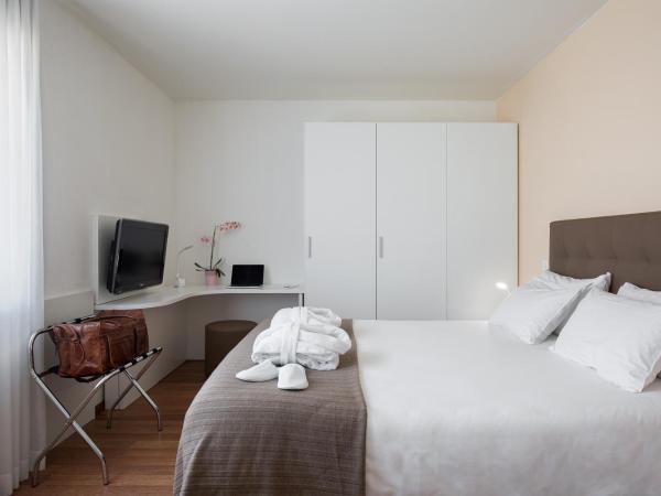 ibis Locarno : photo 2 de la chambre suite deluxe avec 1 lit double et un canapé