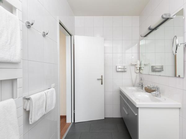 ibis Locarno : photo 7 de la chambre suite deluxe avec 1 lit double et un canapé