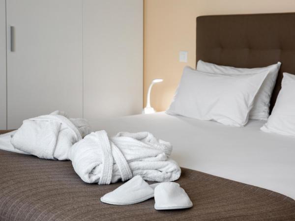 ibis Locarno : photo 3 de la chambre suite deluxe avec 1 lit double et un canapé