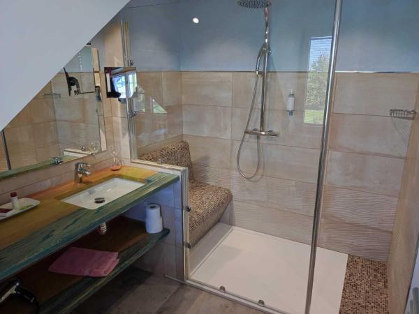 Domaine du Clos Fleuri - Spa : photo 2 de la chambre suite standard avec vue sur la mer