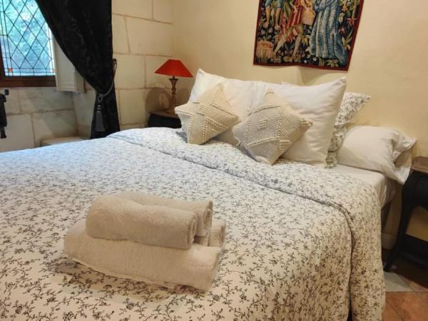 maison d'hôtes prince face au château du clos Luce : photo 8 de la chambre suite junior avec terrasse