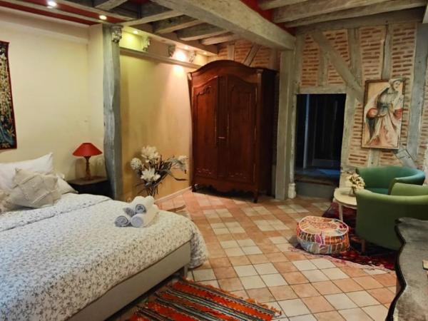 maison d'hôtes prince face au château du clos Luce : photo 1 de la chambre suite junior avec terrasse