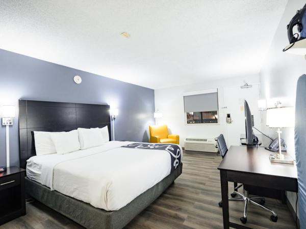 La Quinta Inn by Wyndham Tampa Near Busch Gardens : photo 6 de la chambre chambre lit king-size - non-fumeurs