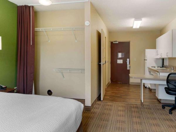 Extended Stay America Select Suites - Tampa - North - USF - Attractions : photo 3 de la chambre studio avec 1 lit queen-size - accessible aux personnes à mobilité réduite - non-fumeurs
