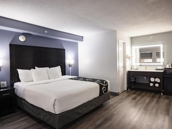 La Quinta Inn by Wyndham Tampa Near Busch Gardens : photo 9 de la chambre hébergement 1 chambre lit king-size - non-fumeurs