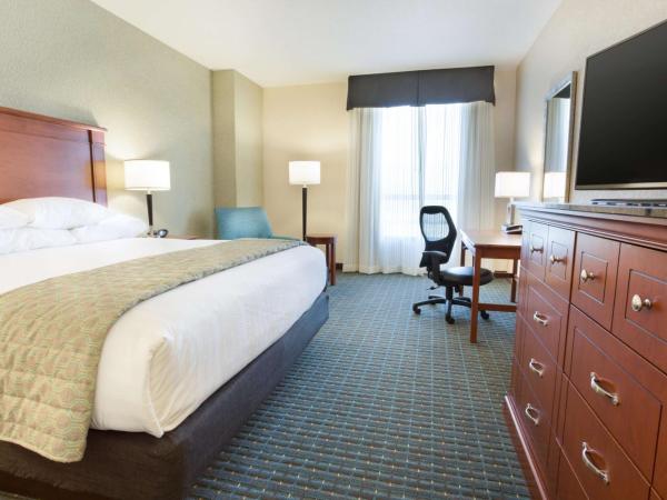 Drury Inn & Suites Colorado Springs Near the Air Force Academy : photo 1 de la chambre chambre lit king-size deluxe avec douche - accessible aux personnes malentendantes