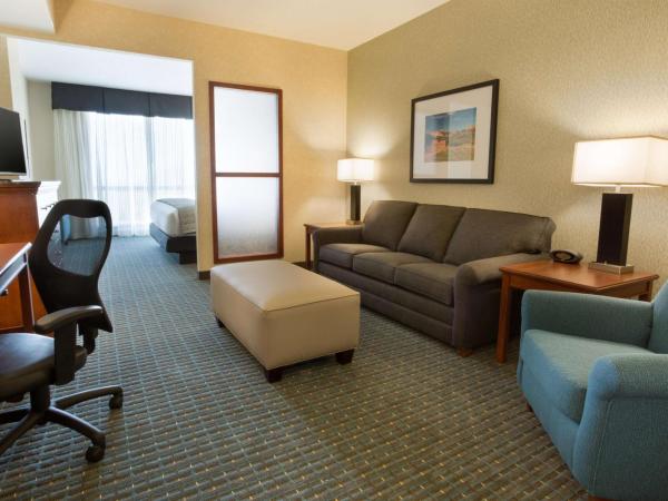 Drury Inn & Suites Colorado Springs Near the Air Force Academy : photo 1 de la chambre chambre lit king-size deluxe avec canapé-lit