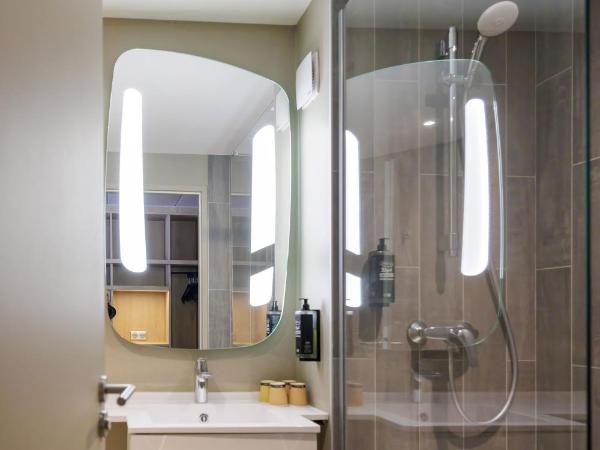 ibis Valence Sud : photo 9 de la chambre chambre double standard avec canapé