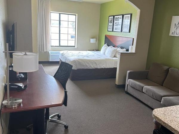 Sleep Inn & Suites at Six Flags : photo 1 de la chambre suite lit king-size