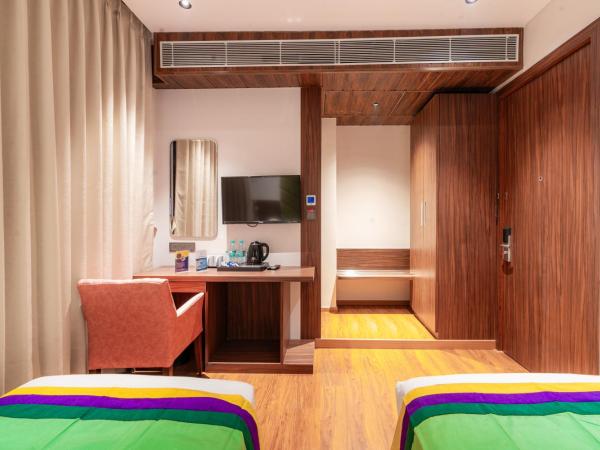 Treebo Tryst Heritage Grand - Thane : photo 3 de la chambre standard room with glass window