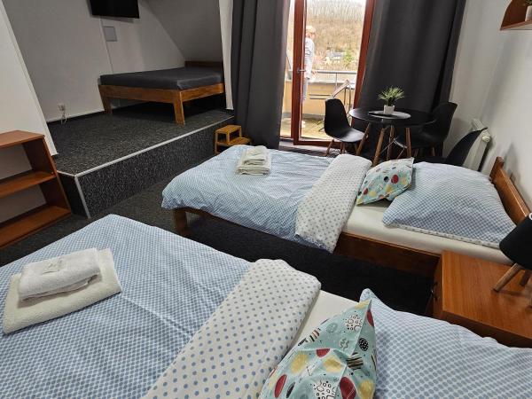 Penzion a Restaurace Simanda : photo 10 de la chambre chambre quadruple avec balcon