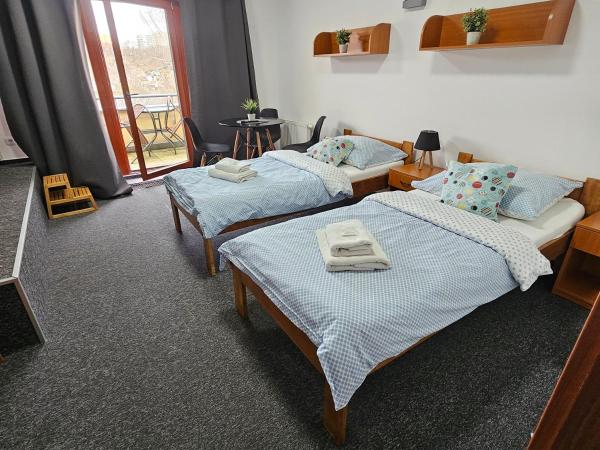 Penzion a Restaurace Simanda : photo 2 de la chambre chambre quadruple avec balcon