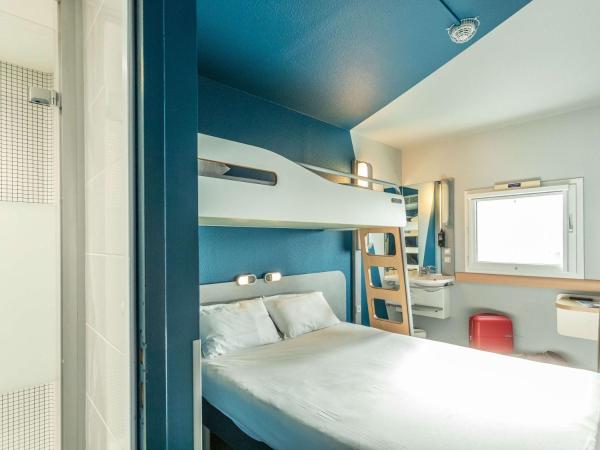 ibis budget Bourges : photo 7 de la chambre chambre triple avec 1 lit double et 1 lit superposé