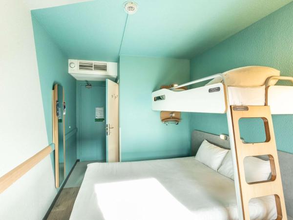 ibis budget Bourges : photo 9 de la chambre chambre triple avec 1 lit double et 1 lit superposé