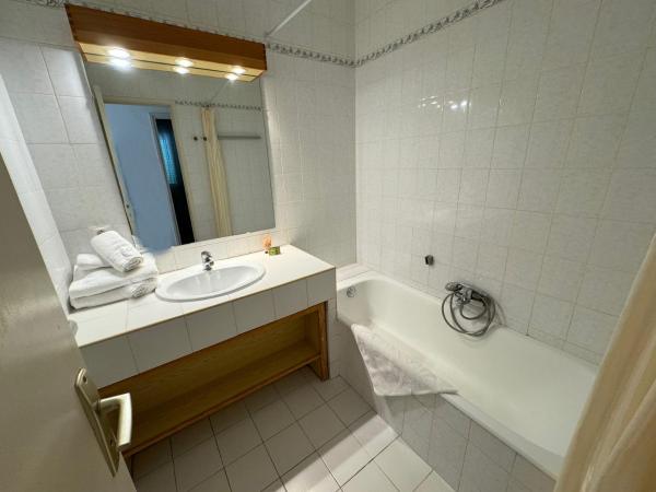 Parc et Résidence le Provençal : photo 1 de la chambre one bedroom apartment with terrace and mezzanine