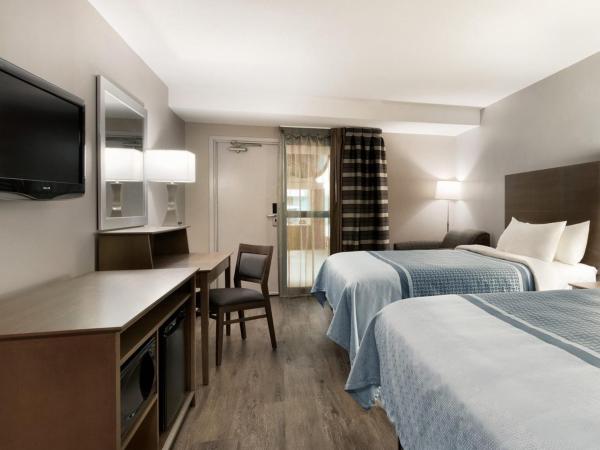 Travelodge Hotel by Wyndham Saskatoon : photo 1 de la chambre chambre 2 lits queen-size - non-fumeurs