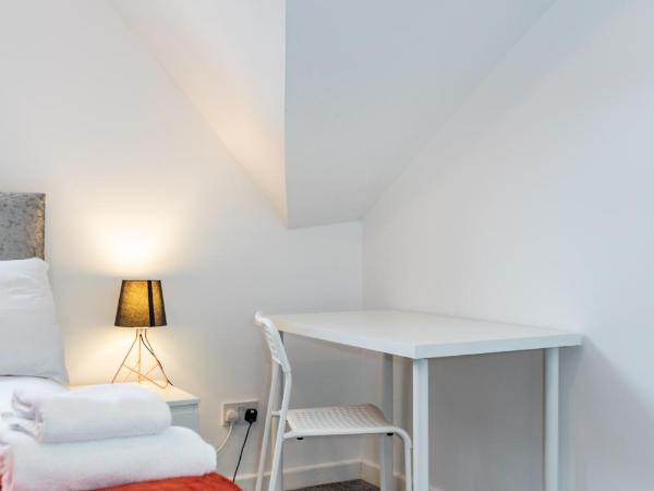 Castlereagh guest House : photo 7 de la chambre chambre triple Économique avec salle de bains commune