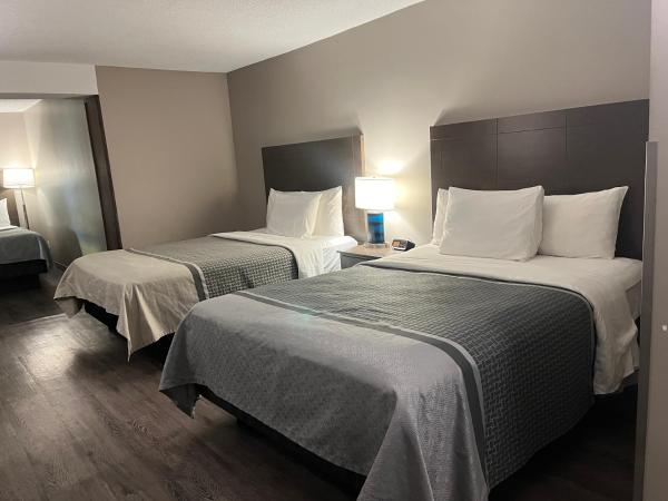 Travelodge Hotel by Wyndham Saskatoon : photo 3 de la chambre studio family suite with three queen beds - non-smoking