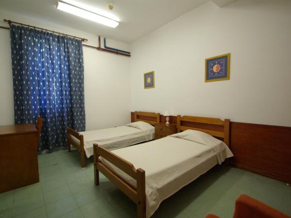 HI Faro - Pousada de Juventude : photo 5 de la chambre chambre lits jumeaux avec salle de bains privative