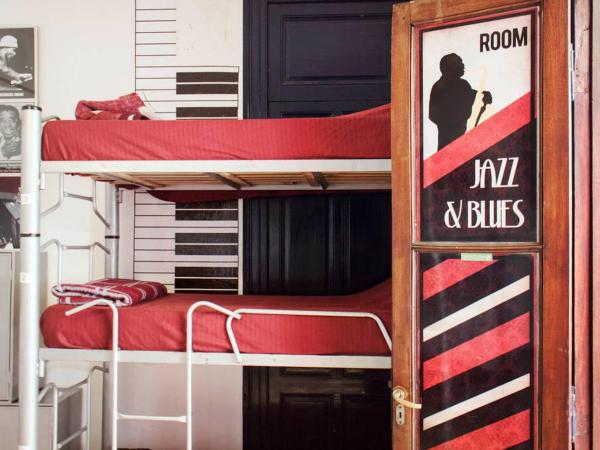 Play Hostel Soho : photo 1 de la chambre lit dans dortoir mixte de 8 lits 