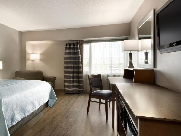 Travelodge Hotel by Wyndham Saskatoon : photo 6 de la chambre queen room accessible - non smoking